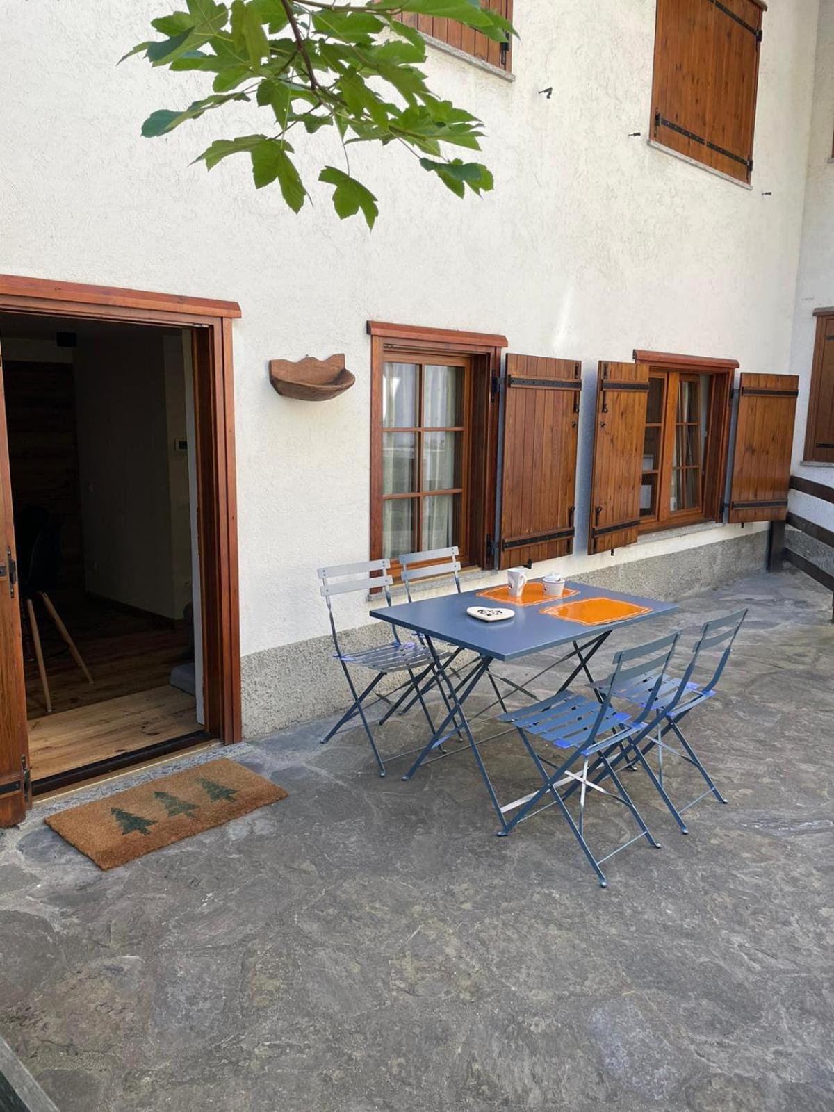Maison Les Amis Du Bois Courmayeur Exterior foto